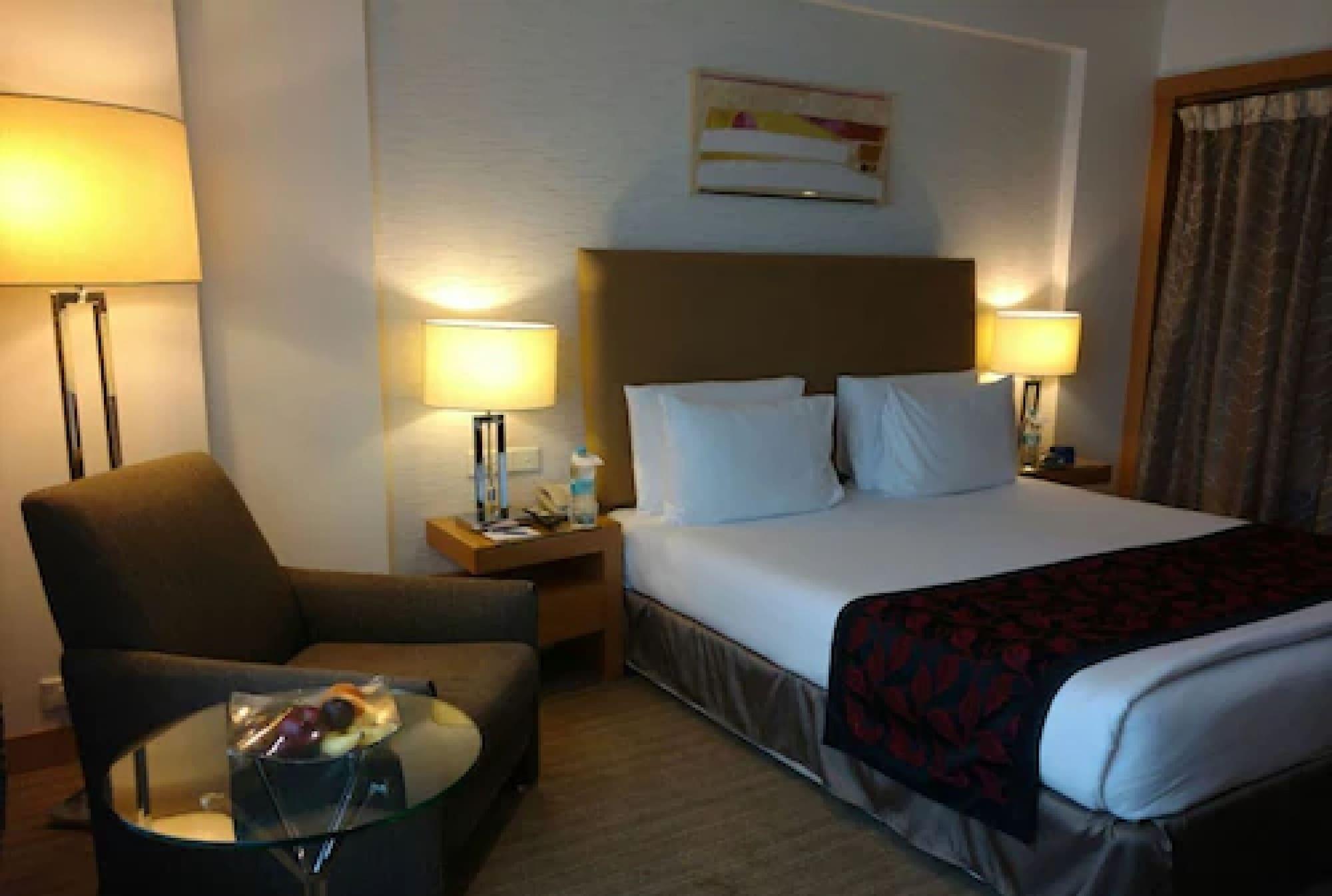 โรงแรมเรดิสัน บลู พูน คาราดี ปูเน่ ภายนอก รูปภาพ A room at the hotel