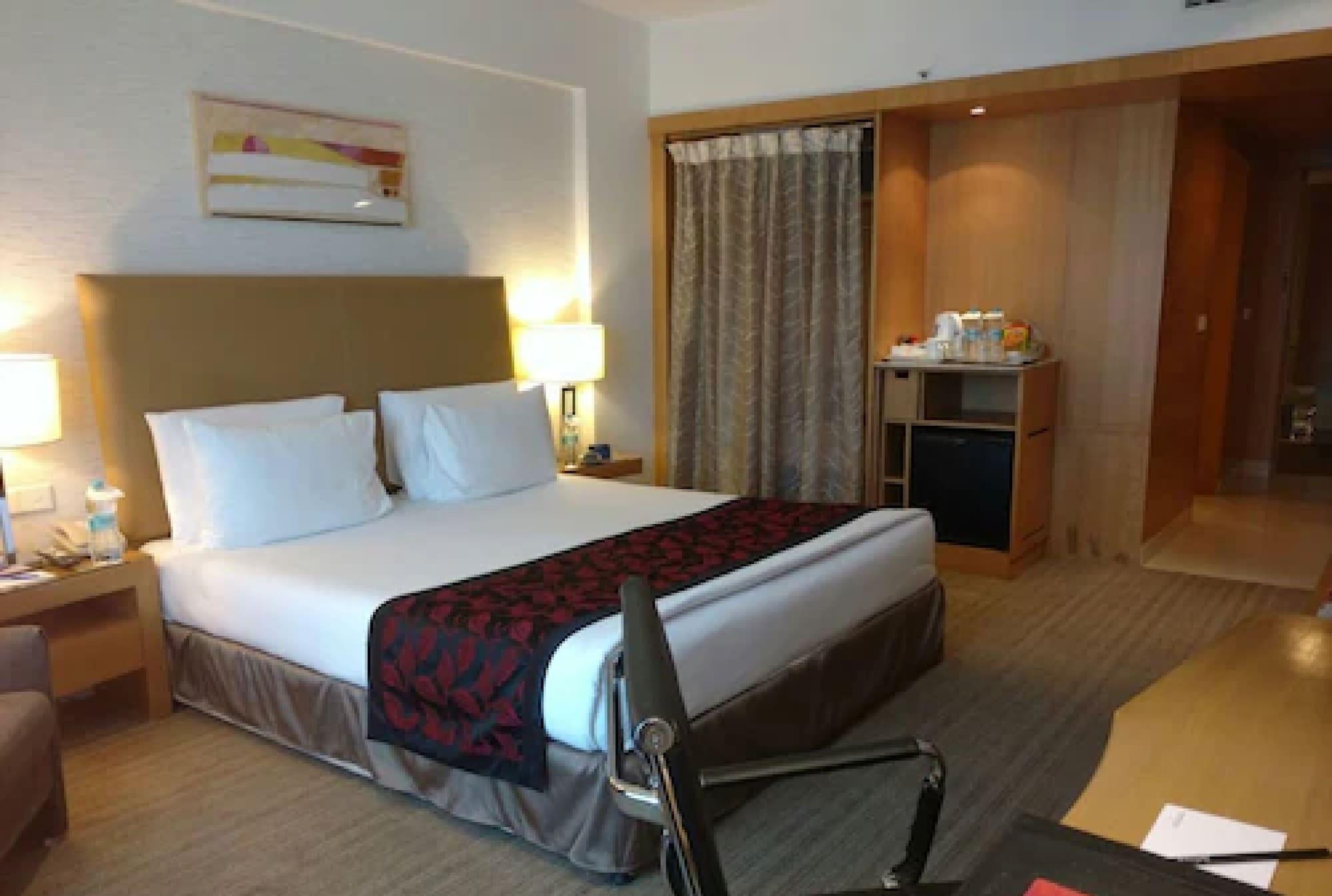 โรงแรมเรดิสัน บลู พูน คาราดี ปูเน่ ภายนอก รูปภาพ A room at the hotel