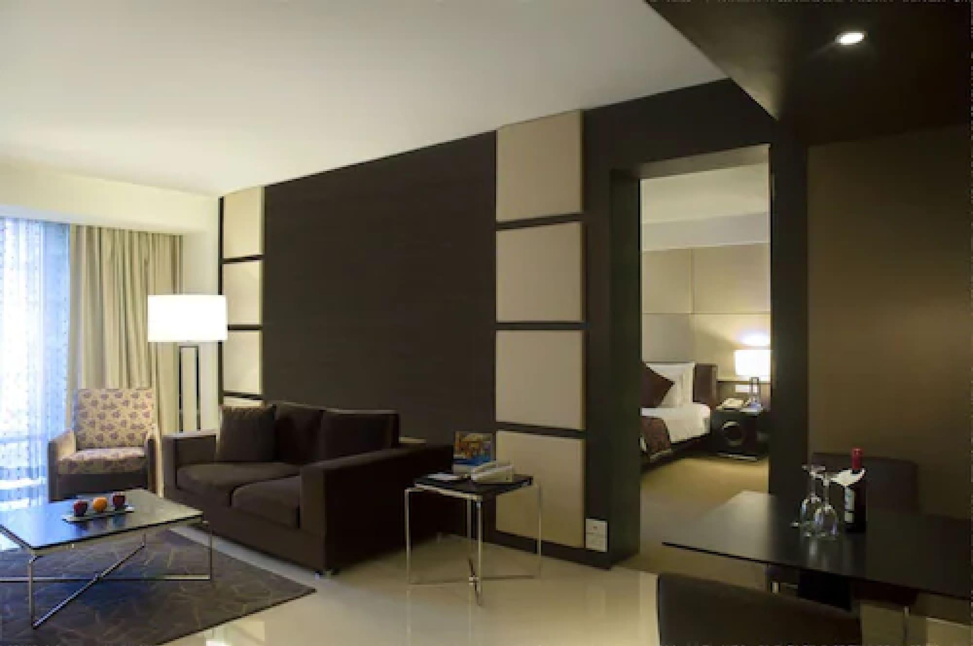 โรงแรมเรดิสัน บลู พูน คาราดี ปูเน่ ภายนอก รูปภาพ A suite at the hotel