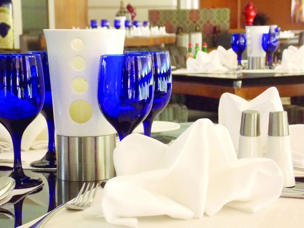 โรงแรมเรดิสัน บลู พูน คาราดี ปูเน่ ภายนอก รูปภาพ Table setting
