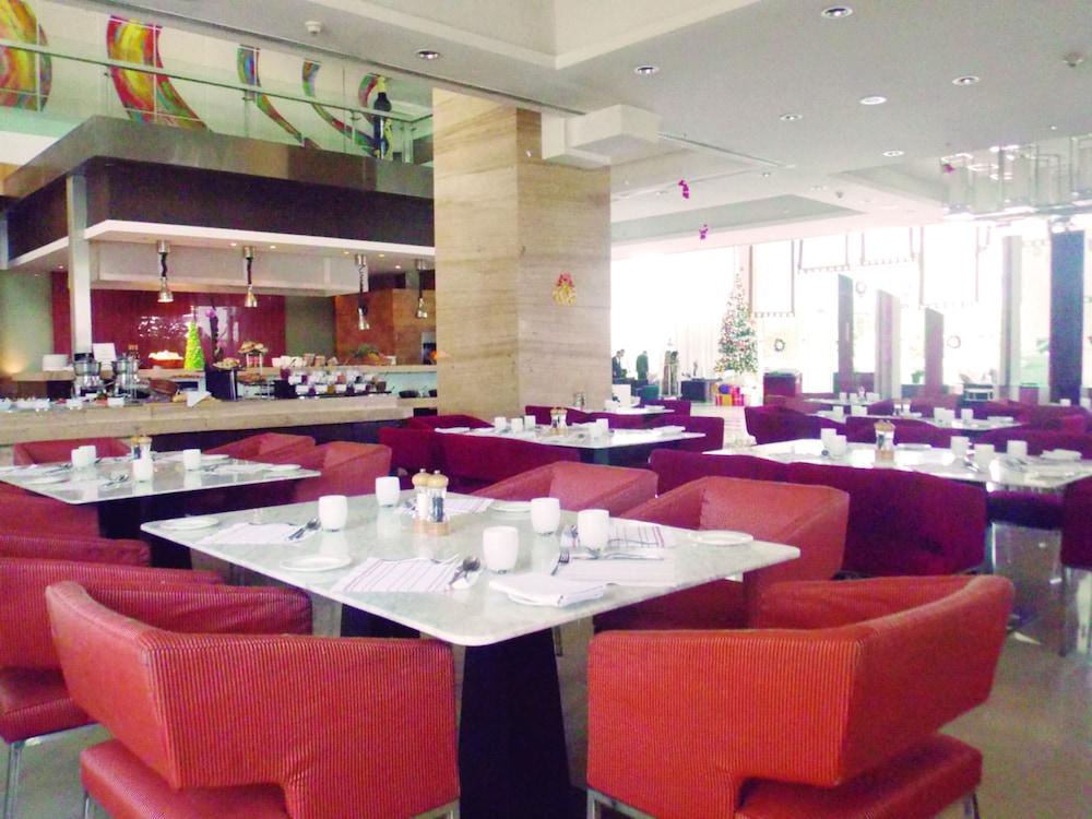 โรงแรมเรดิสัน บลู พูน คาราดี ปูเน่ ภายนอก รูปภาพ The restaurant