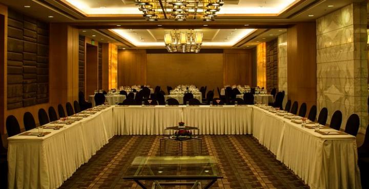 โรงแรมเรดิสัน บลู พูน คาราดี ปูเน่ ภายนอก รูปภาพ The U-shaped table