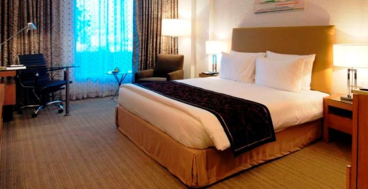 โรงแรมเรดิสัน บลู พูน คาราดี ปูเน่ ภายนอก รูปภาพ A bed runner