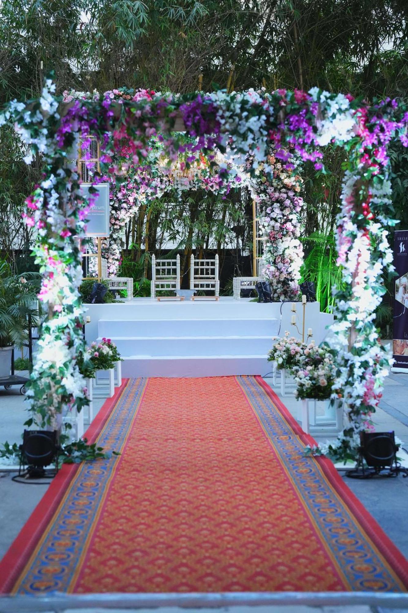 โรงแรมเรดิสัน บลู พูน คาราดี ปูเน่ ภายนอก รูปภาพ A Thai wedding
