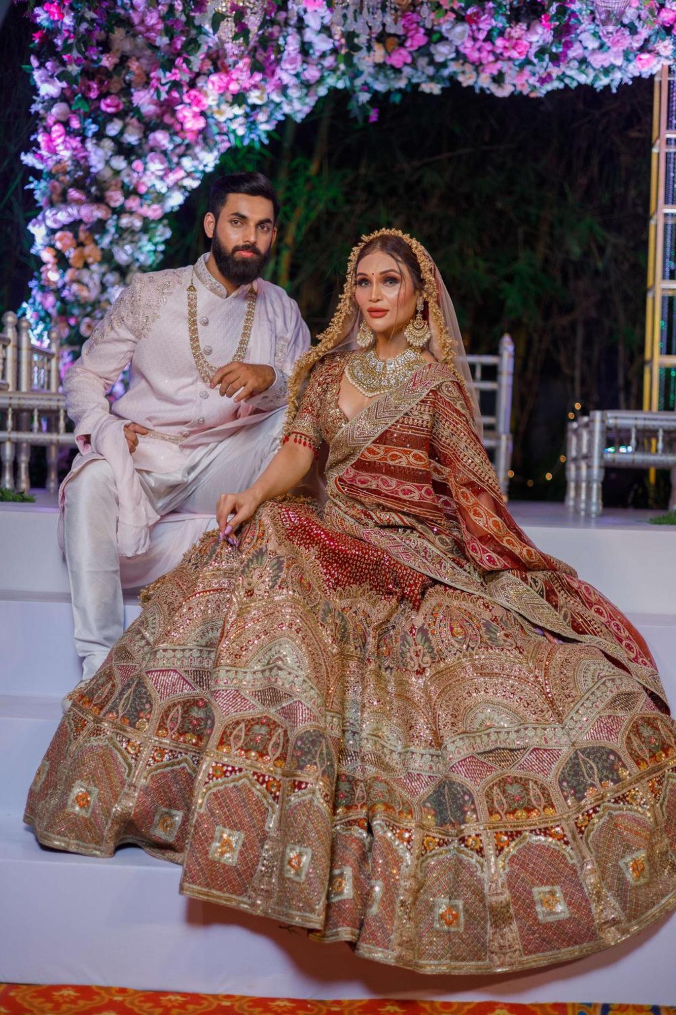 โรงแรมเรดิสัน บลู พูน คาราดี ปูเน่ ภายนอก รูปภาพ A Pakistani couple in traditional wedding attire