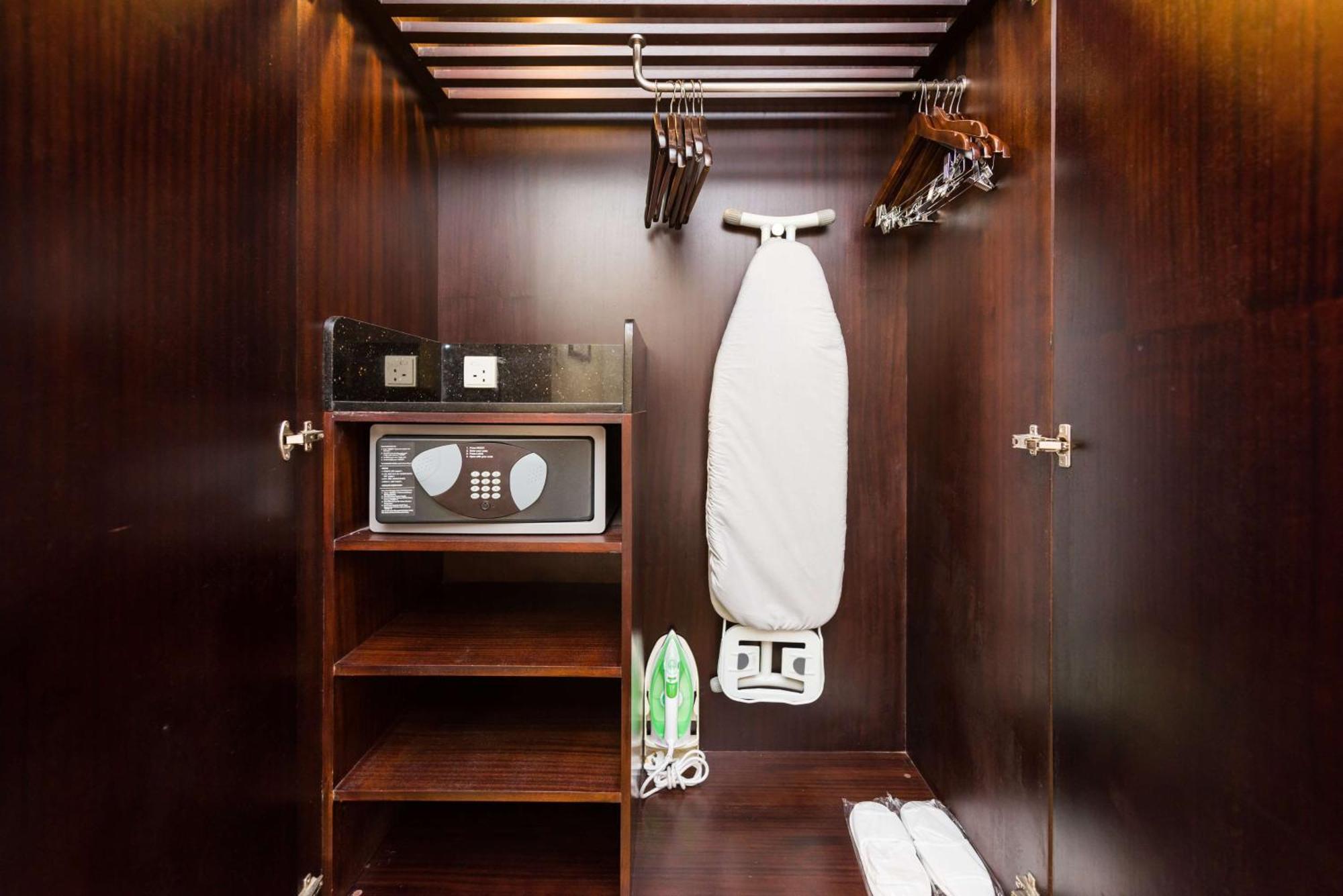 โรงแรมเรดิสัน บลู พูน คาราดี ปูเน่ ภายนอก รูปภาพ A hotel room wardrobe with a safe