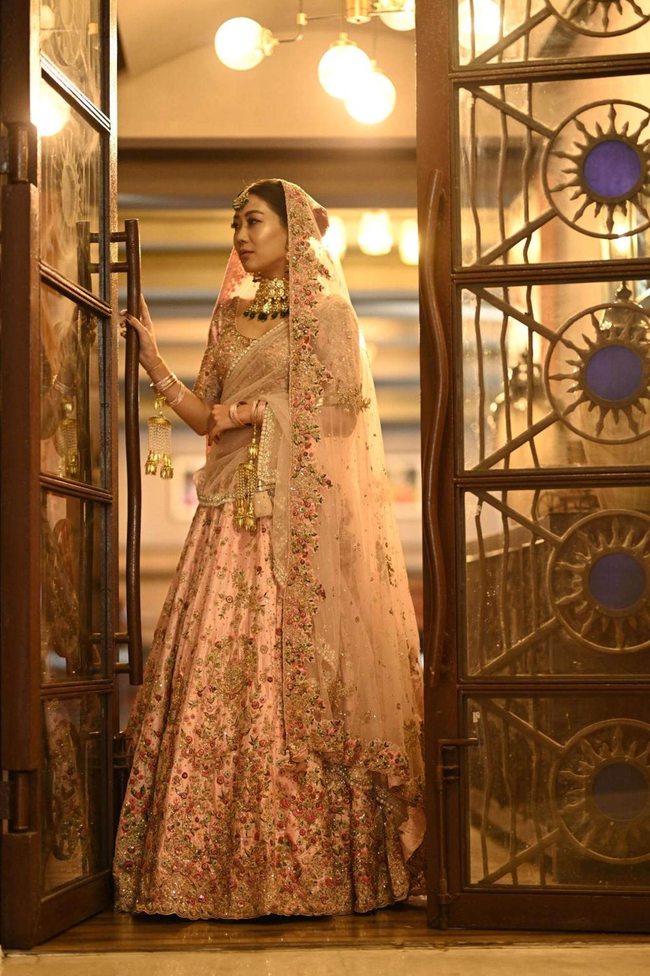 โรงแรมเรดิสัน บลู พูน คาราดี ปูเน่ ภายนอก รูปภาพ A woman in a lehenga