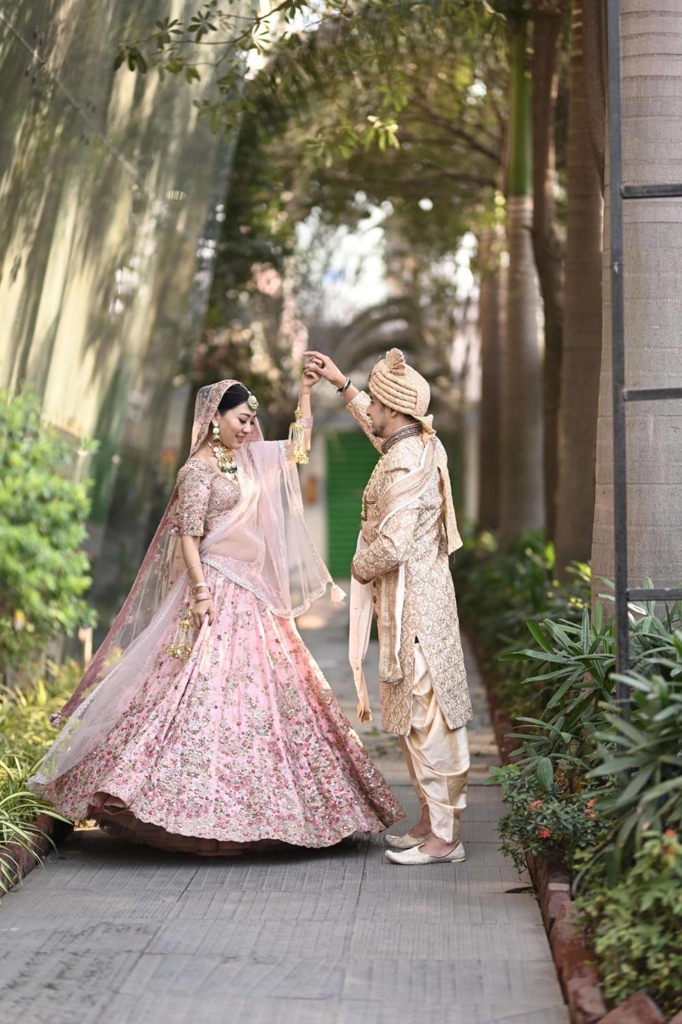 โรงแรมเรดิสัน บลู พูน คาราดี ปูเน่ ภายนอก รูปภาพ A newly married Hindu couple