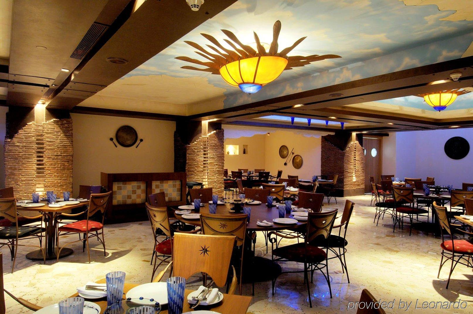โรงแรมเรดิสัน บลู พูน คาราดี ปูเน่ ร้านอาหาร รูปภาพ The interior of the restaurant