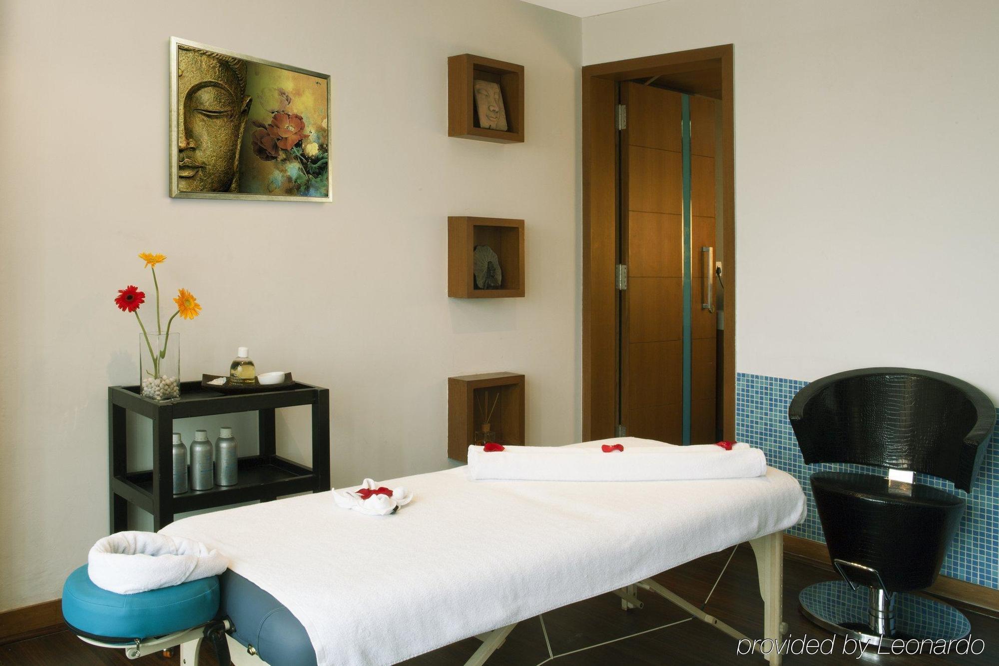 โรงแรมเรดิสัน บลู พูน คาราดี ปูเน่ ภายนอก รูปภาพ Massage table
