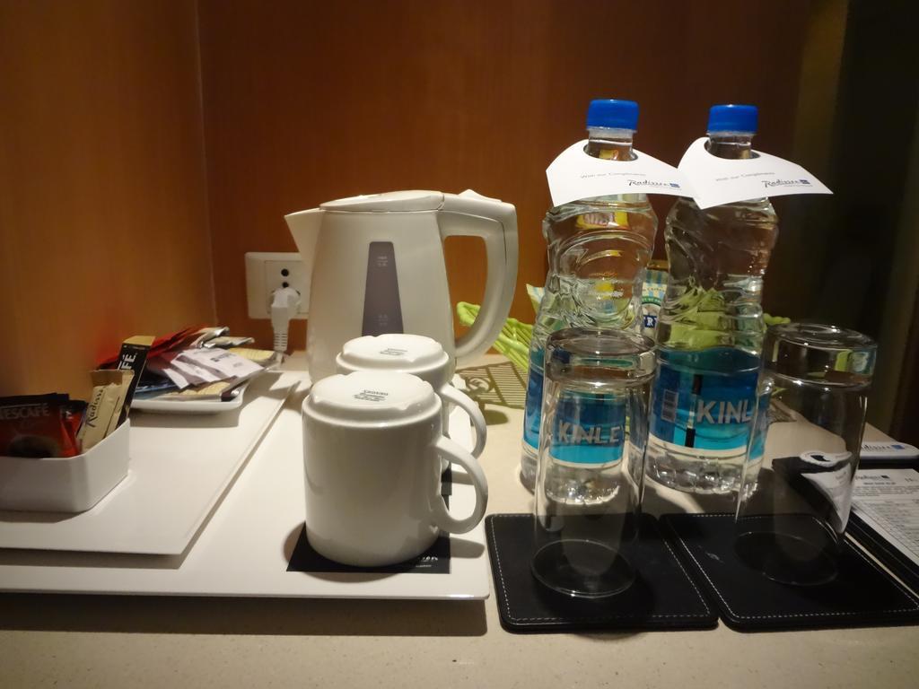 โรงแรมเรดิสัน บลู พูน คาราดี ปูเน่ ภายนอก รูปภาพ Bottled water in a hotel room