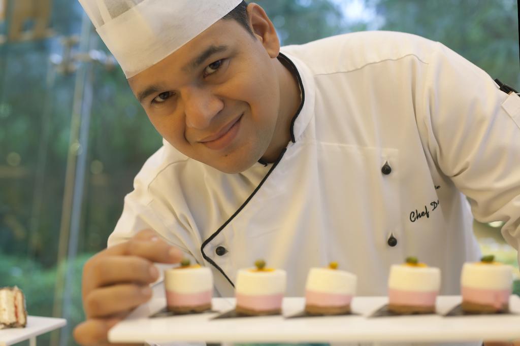 โรงแรมเรดิสัน บลู พูน คาราดี ปูเน่ ภายนอก รูปภาพ Chef preparing dessert