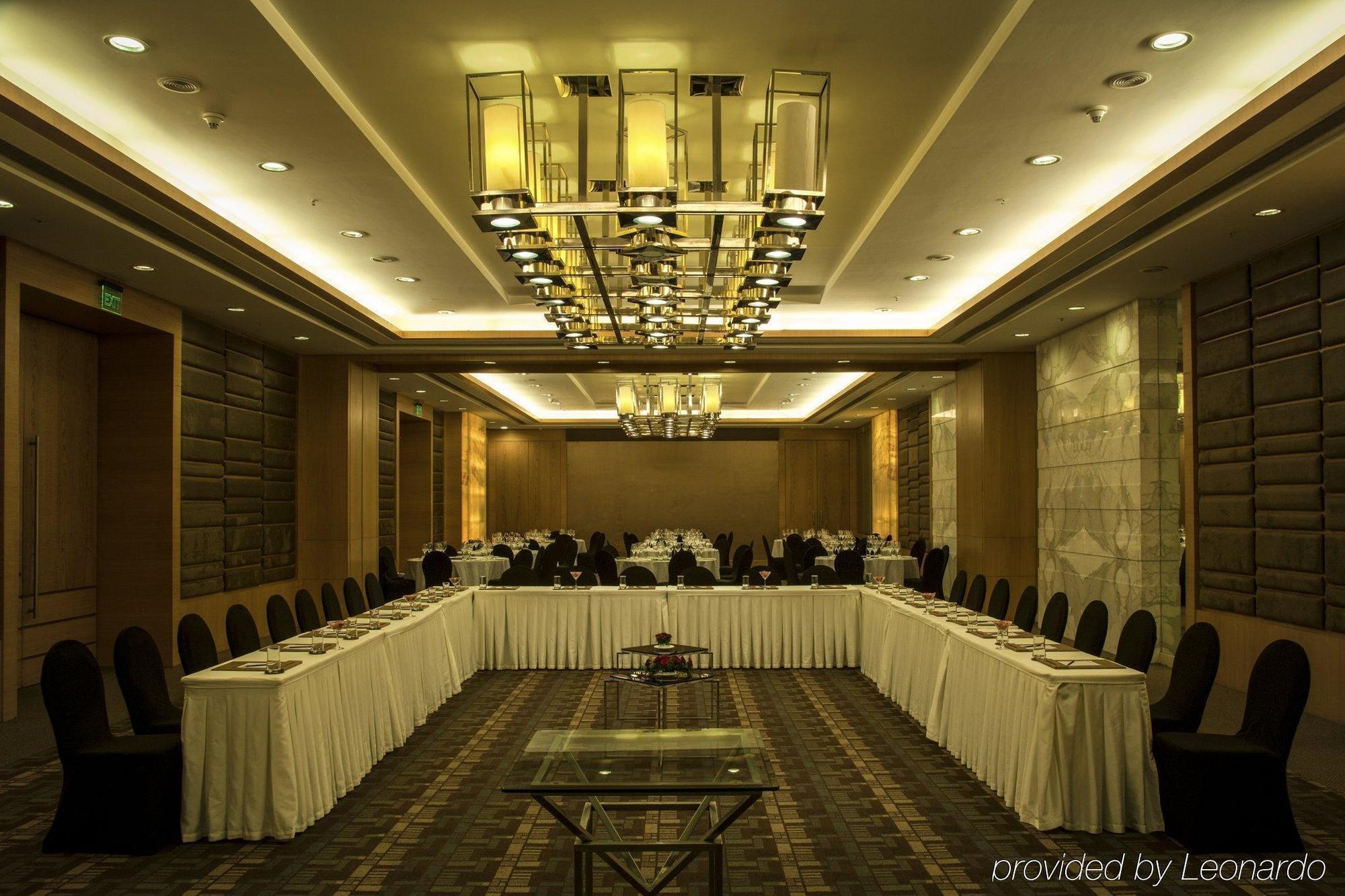โรงแรมเรดิสัน บลู พูน คาราดี ปูเน่ ภายนอก รูปภาพ The U-shaped table