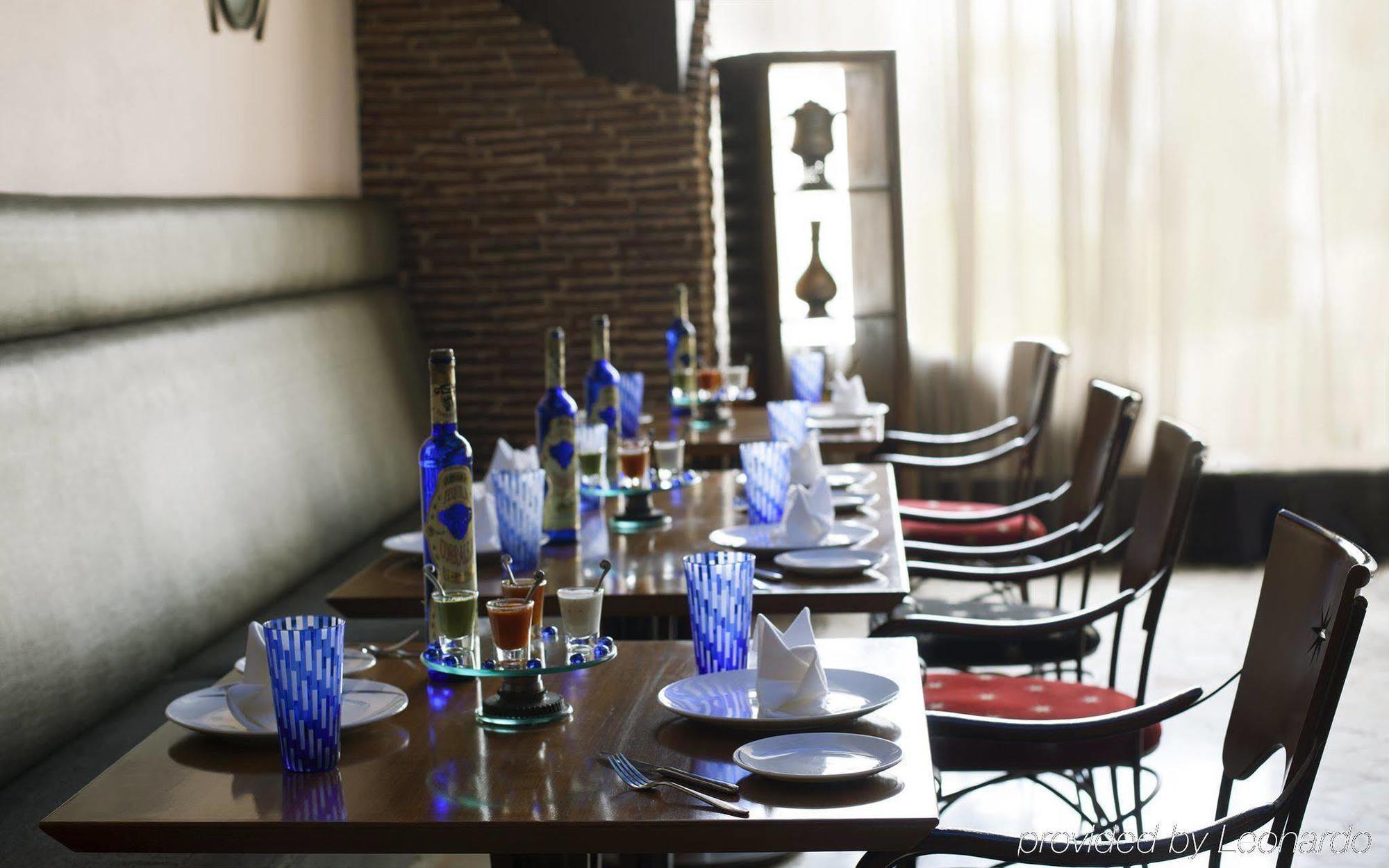 โรงแรมเรดิสัน บลู พูน คาราดี ปูเน่ ภายนอก รูปภาพ A table set for a meal