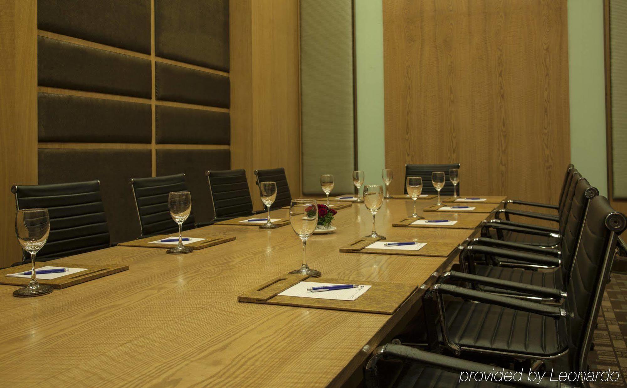 โรงแรมเรดิสัน บลู พูน คาราดี ปูเน่ ภายนอก รูปภาพ A meeting room