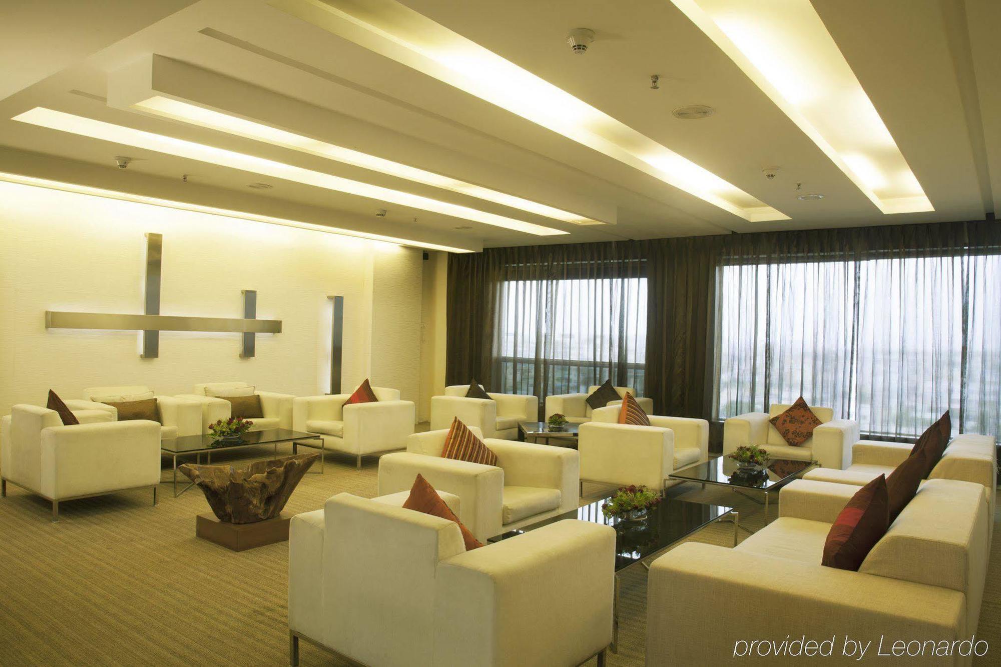 โรงแรมเรดิสัน บลู พูน คาราดี ปูเน่ ภายนอก รูปภาพ The lounge at the airport