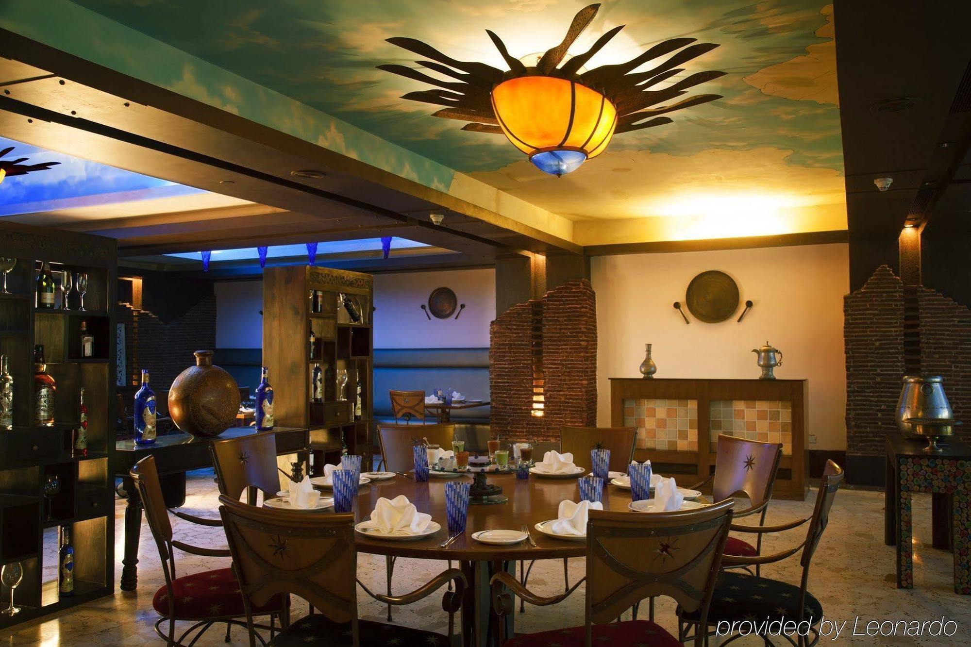 โรงแรมเรดิสัน บลู พูน คาราดี ปูเน่ ภายนอก รูปภาพ The interior of the restaurant