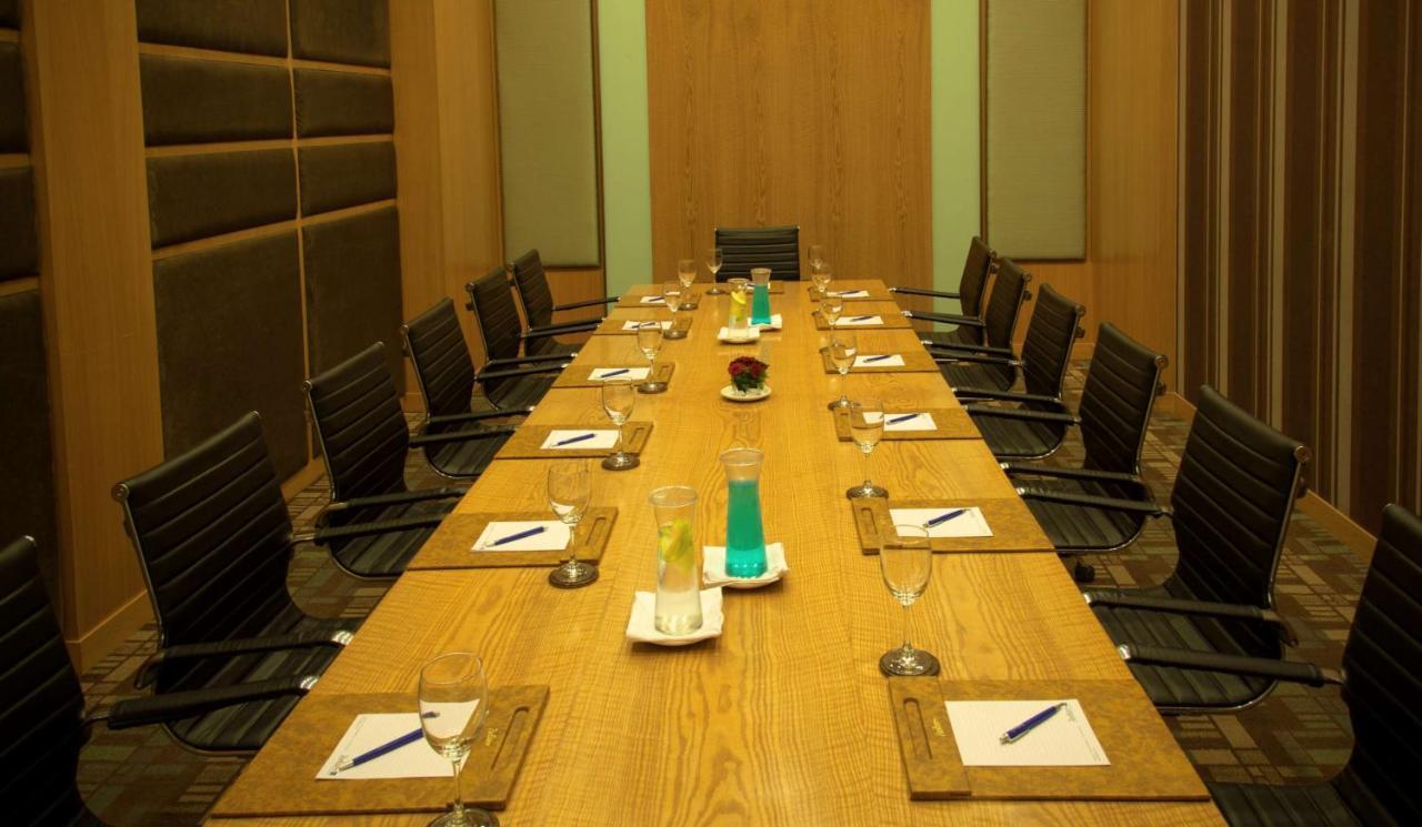 โรงแรมเรดิสัน บลู พูน คาราดี ปูเน่ ภายนอก รูปภาพ A boardroom